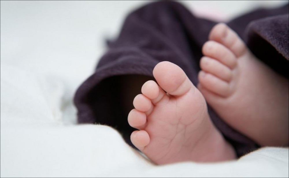 Un bebeluş a murit după ce mama sa a băut „două sau trei sticle" de vin